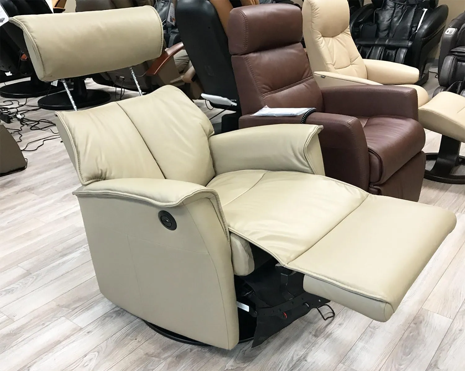 Boss Large RM 387 Leather Relaxer Recliner Swivel Glider Chair - Power Recline Trend Pebble Leather w/USB -