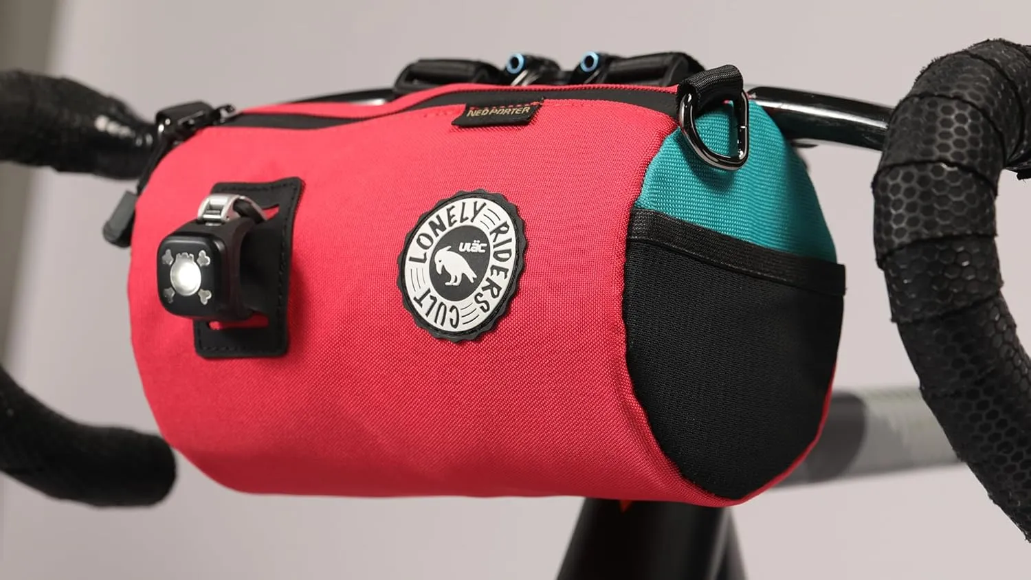 COURSIER COLLECTION Neo Porter Bike Feed Bag for Handlebar, with front eyelet accommodating lights and sunglasses and a shoulder strap for easy transport