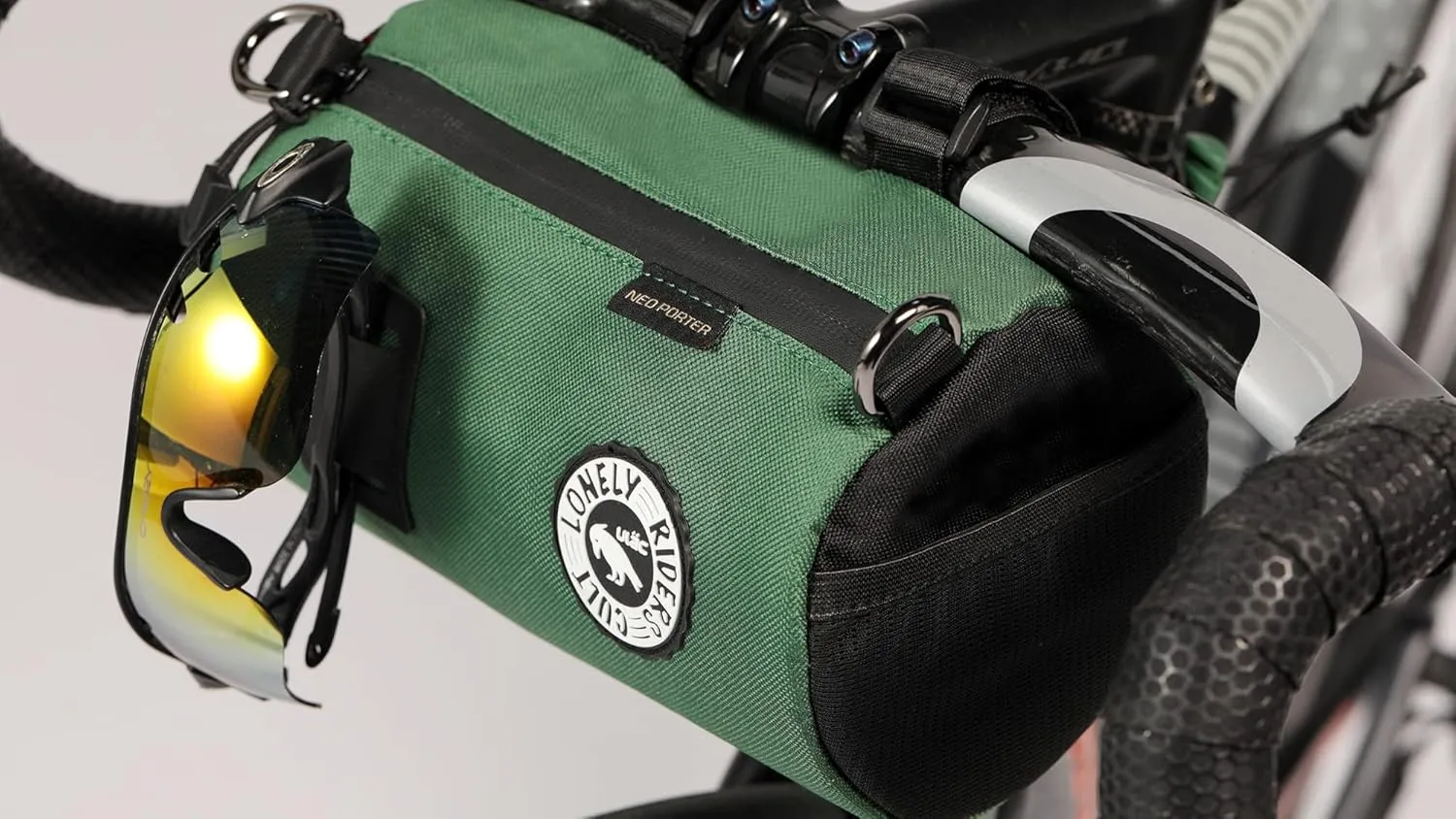 COURSIER COLLECTION Neo Porter Bike Feed Bag for Handlebar, with front eyelet accommodating lights and sunglasses and a shoulder strap for easy transport