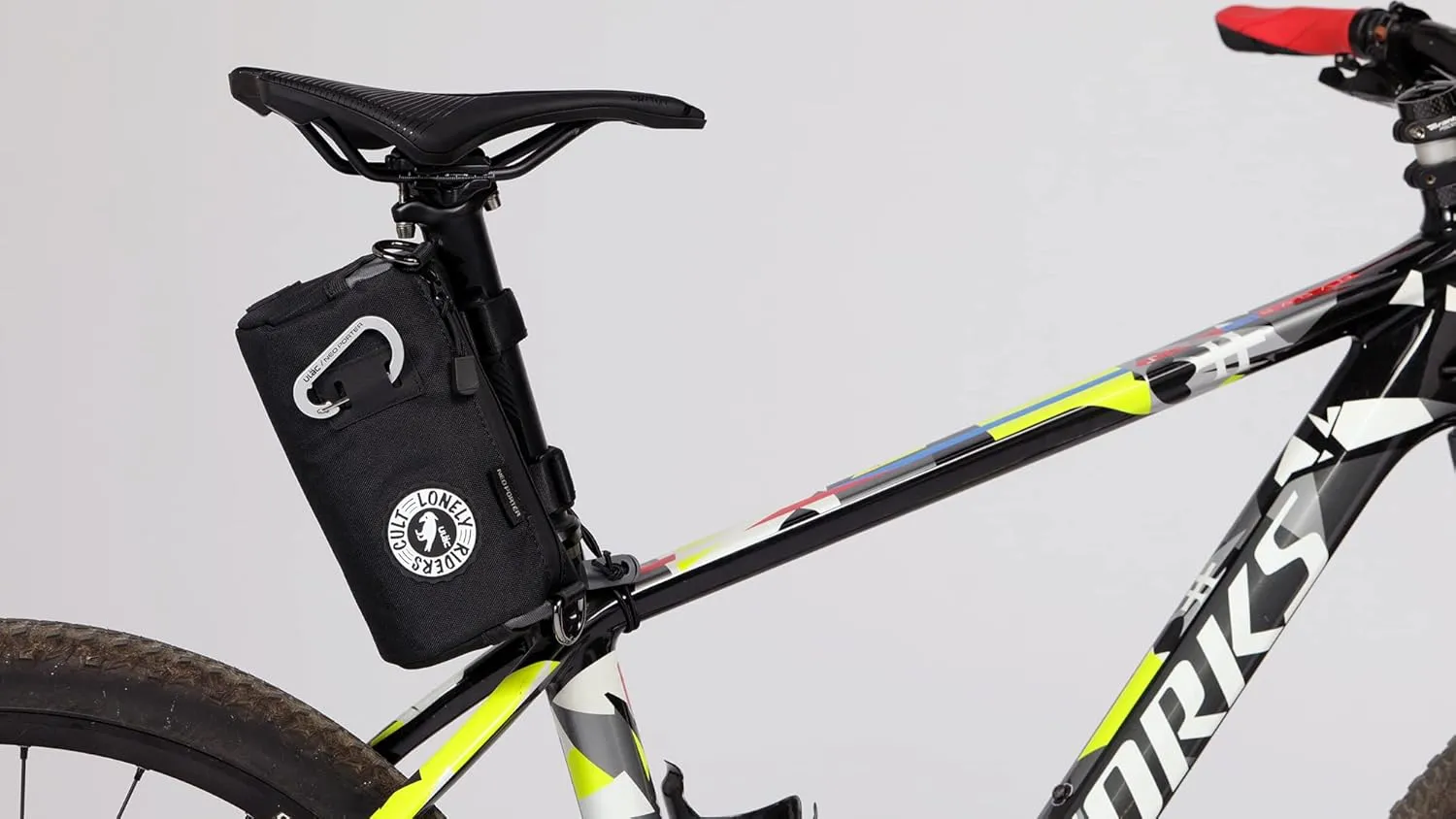 COURSIER COLLECTION Neo Porter Bike Feed Bag for Handlebar, with front eyelet accommodating lights and sunglasses and a shoulder strap for easy transport
