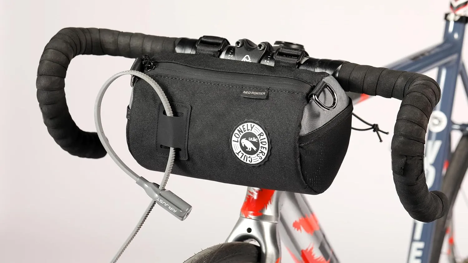 COURSIER COLLECTION Neo Porter Bike Feed Bag for Handlebar, with front eyelet accommodating lights and sunglasses and a shoulder strap for easy transport