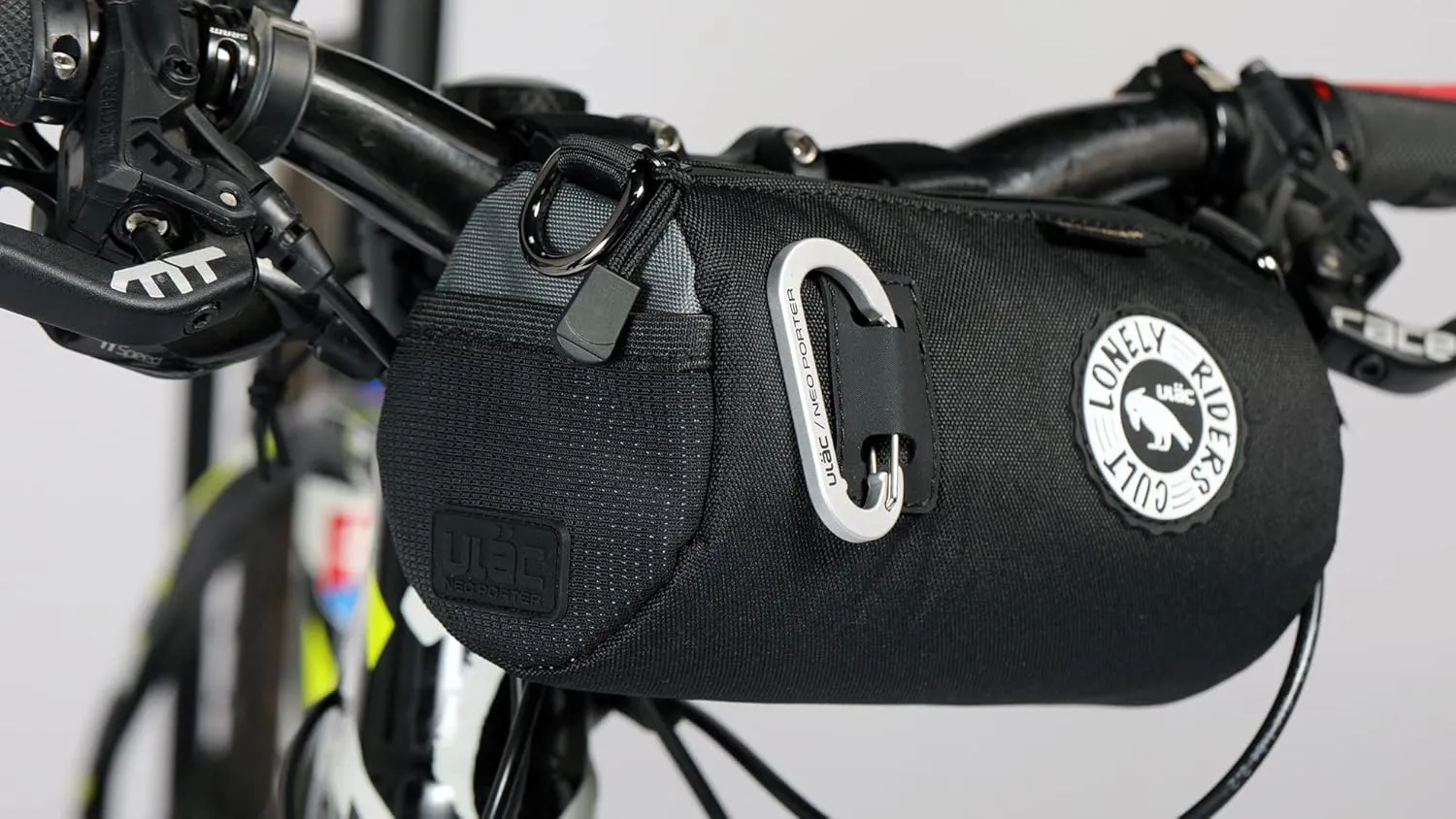 COURSIER COLLECTION Neo Porter Bike Feed Bag for Handlebar, with front eyelet accommodating lights and sunglasses and a shoulder strap for easy transport