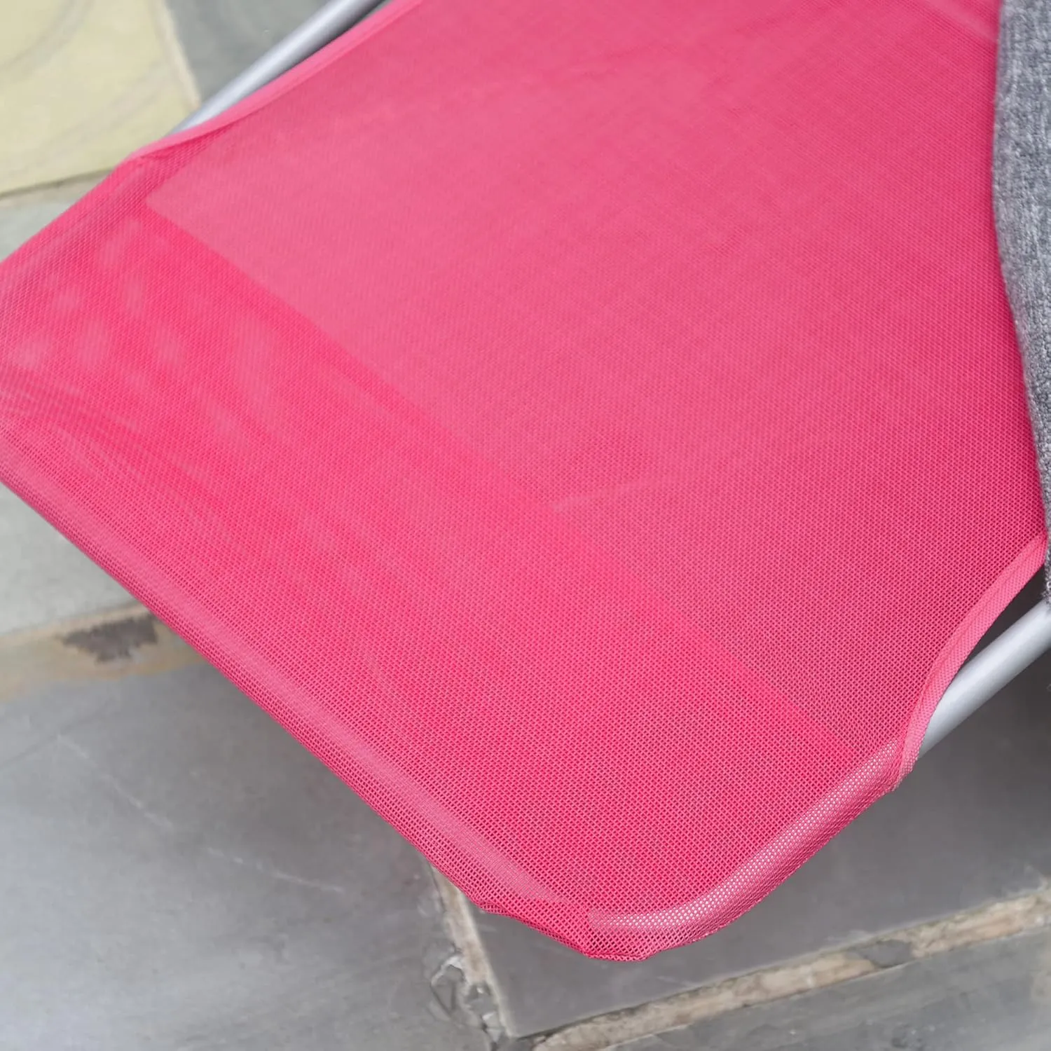 Outsunny Folding Chaise Lounge Chair, Pool Sun Tanning Chair, Outdoor Lounge Chair with Reclining Back, Breathable Mesh Seat, Headrest for Beach, Yard, Patio, Pink